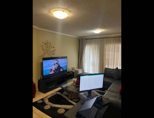 2 BEDROOM TOWNHOUSE FOR SALE IN MEREDALE